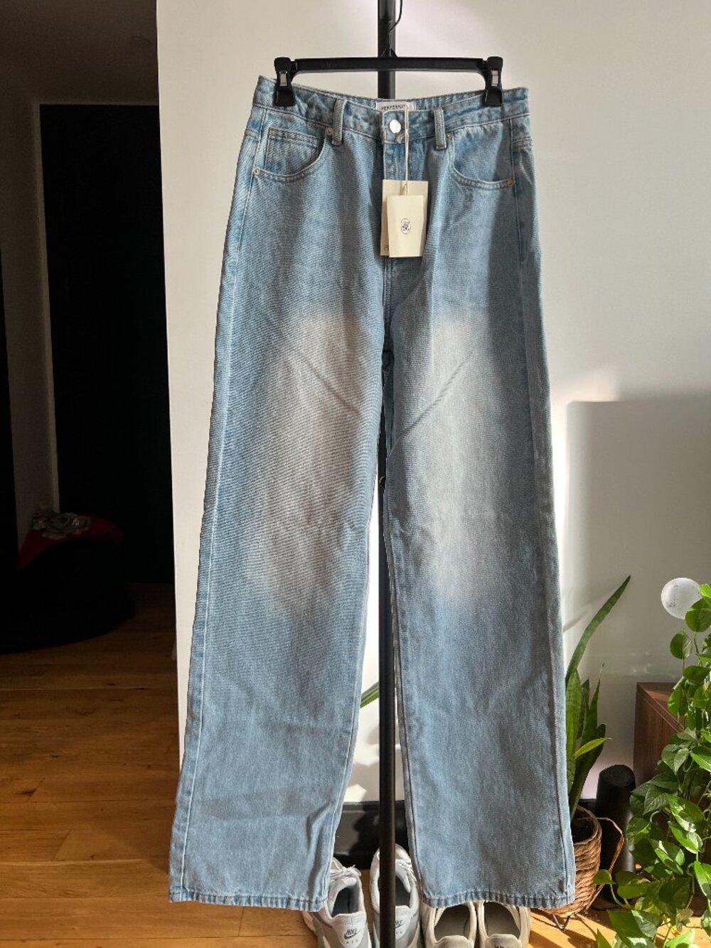 Straight Leg Light Wash Denim Jeans - Peppermayo